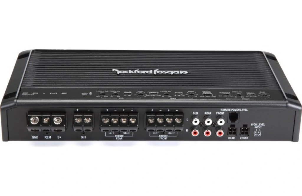 Rockford Fosgate R600X5 Ángulo frontal de amplificador de 5 canales
