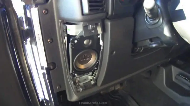 example of 4x6 speaker installed in a Jeep dashboard